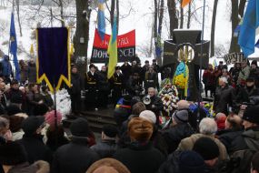 Participants honoring Kruty Heroes