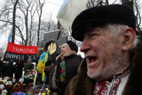 Participants honoring Kruty Heroes