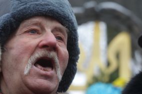 Participants honoring Kruty Heroes