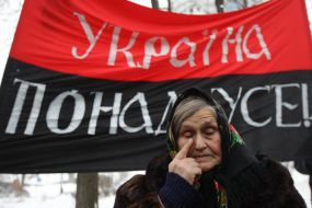 Participant honoring Kruty Heroes