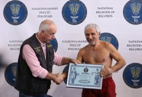 Valentin Shcherbachov representative presenting a diploma