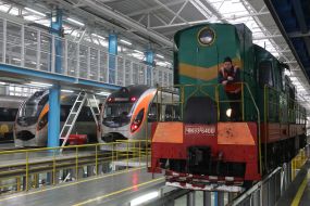 Locomotive and train "Hyundai"