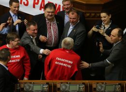 Deputies from opposition give a sweater to Mikhail Chechetov