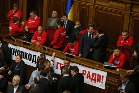 Deputies from opposition lock to the work of Ukrainian parliament