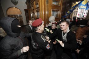 Representatives of the "Svoboda" are trying to get to the session hall
