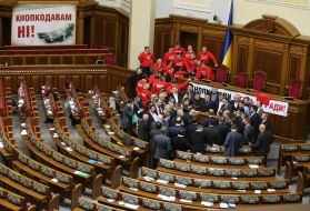 Deputies from opposition lock to the work of Ukrainian parliament