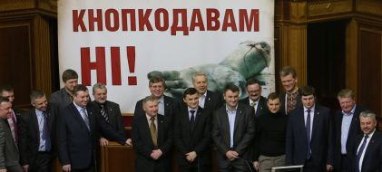 Deputies from opposition lock to the work of Ukrainian parliament