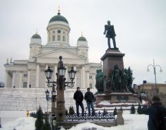 Туристы фотографируются на фоне Кафедрального собора