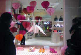 Девушки рассматривают обувь