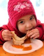 Девочка ест блины 
