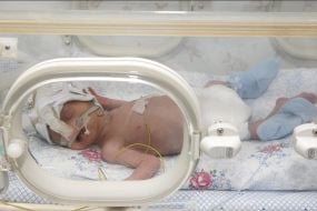 Новонароджена дитина в кювезі