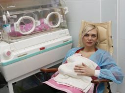 Мати тримає недоношену дитину на руках