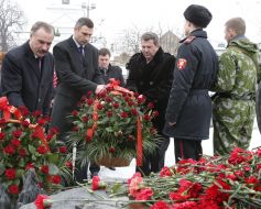 Участники церемонии возложения цветов