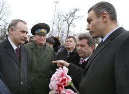 Участники церемонии возложения цветов