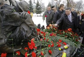 Участники церемонии возложения цветов