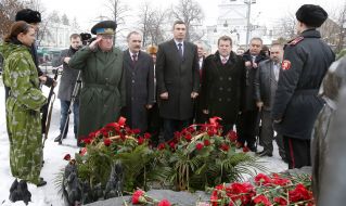 Участники церемонии возложения цветов