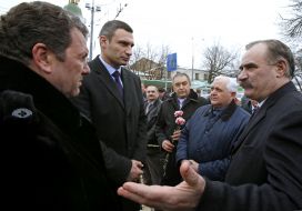 Участники церемонии возложения цветов