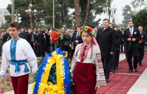Participants in the ceremony of laying flowers
