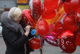 Seller of balloons in form of hearts