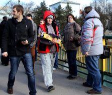 Женщина продает шафраны