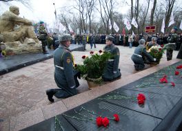 Гвоздики на мемориале воинам-интернационалистам