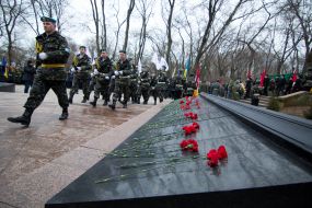 Гвоздики на мемориале воинам-интернационалистам