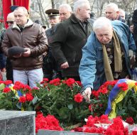 Участники церемонии возложения цветов