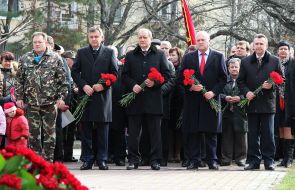 Участники церемонии возложения цветов