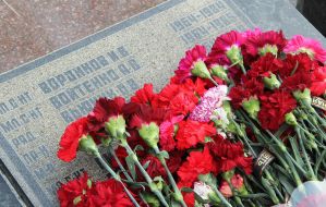 Участники церемонии возложения цветов