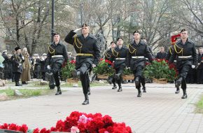 Участники церемонии возложения цветов