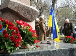 Участники церемонии возложения цветов