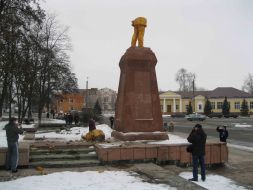 Broken monument to Lenin