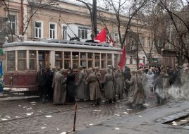 Актеры массовых сцен возле трамвая