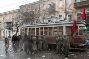 Актеры массовых сцен возле трамвая