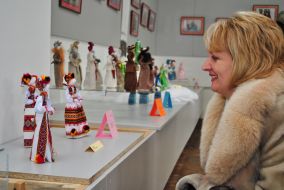 Посетительница музея