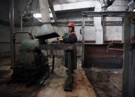 The operator lays waste the grinding machine