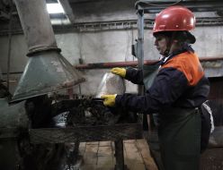 The operator lays waste the grinding machine