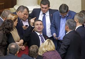 Vitaliy Klichko speaks with fellow faction