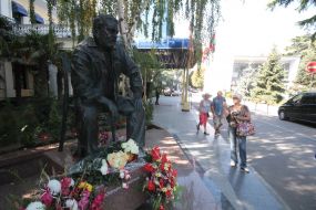 Monument to Yulian Semenov