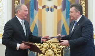 Viktor Yanukovych and Andris Berzins