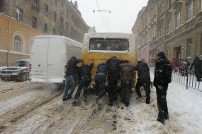 Люди толкают маршрутное такси