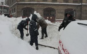 Работники МЧС расчищают снег