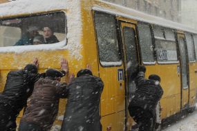 Люди толкают маршрутное такси