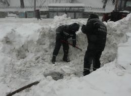 Работники МЧС расчищают снег