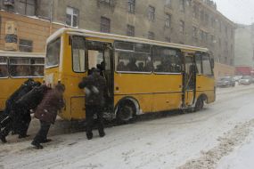 Люди толкают маршрутное такси