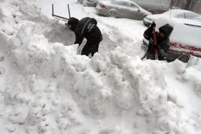 Работники МЧС расчищают снег