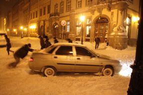 Мужчина толкает машину