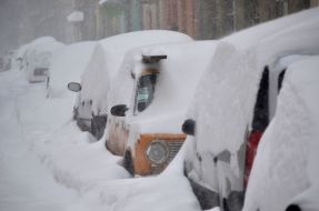Занесенные снегом автомобили