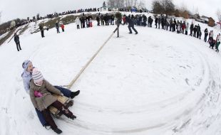 Дети катаются на санках