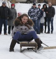 Девушка катается на санках